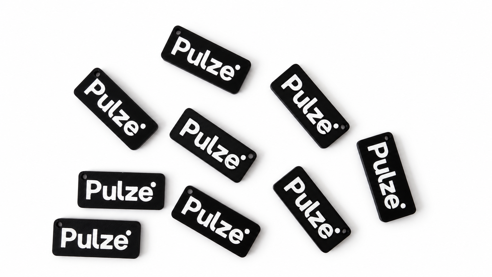 Hossz&uacute;k&aacute;s fekete f&uuml;ggők feh&eacute;r Pulze felirattal &eacute;s r&ouml;gz&iacute;tőfurattal