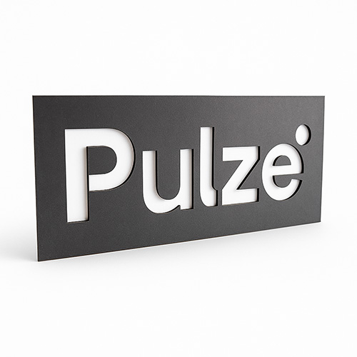 Pulze felirat feh&eacute;r t&eacute;rbeli betűkkel fekete t&aacute;bl&aacute;n