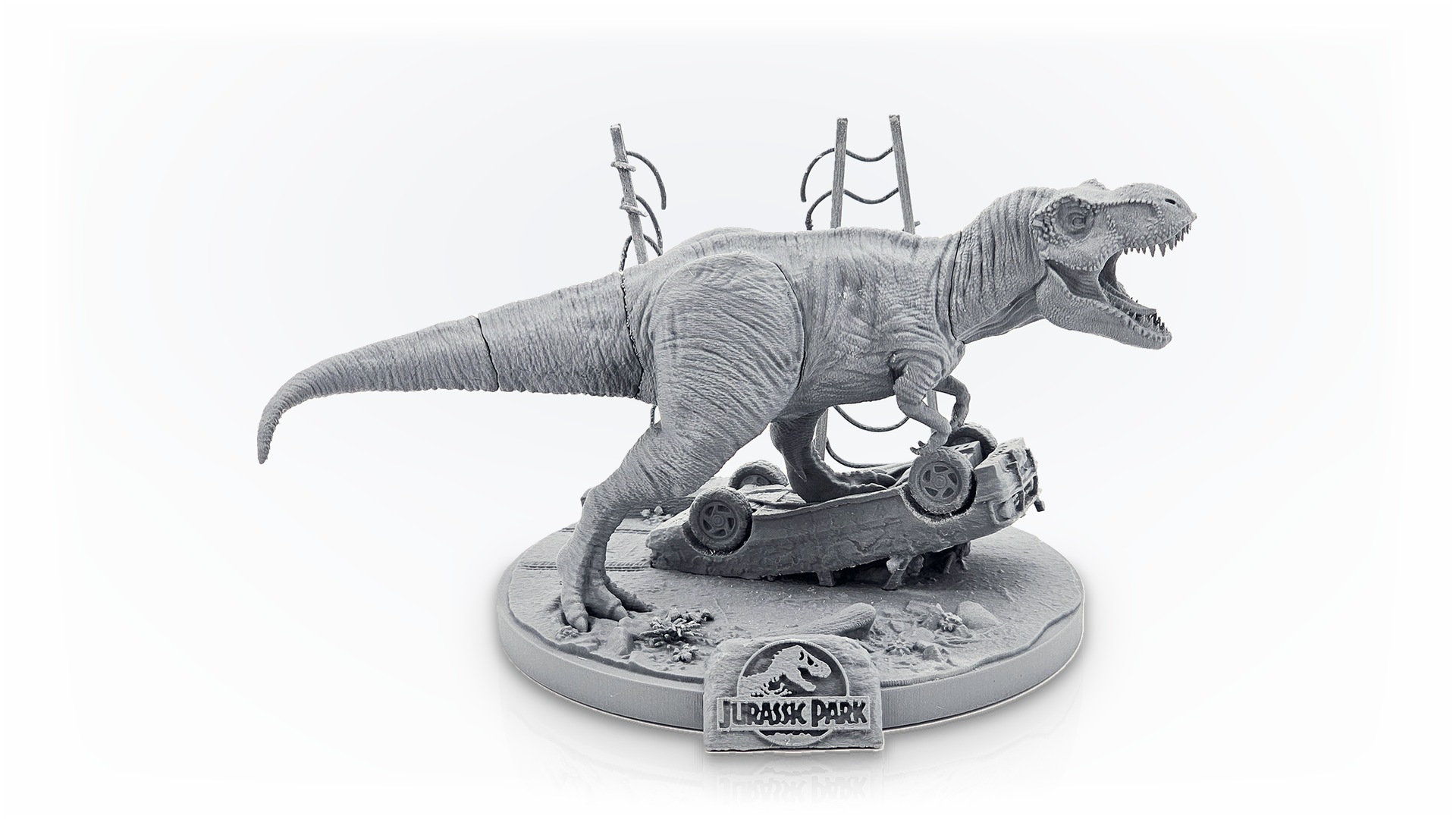 3D nyomtatott T-Rex dior&aacute;ma feh&eacute;r h&aacute;tt&eacute;r előtt