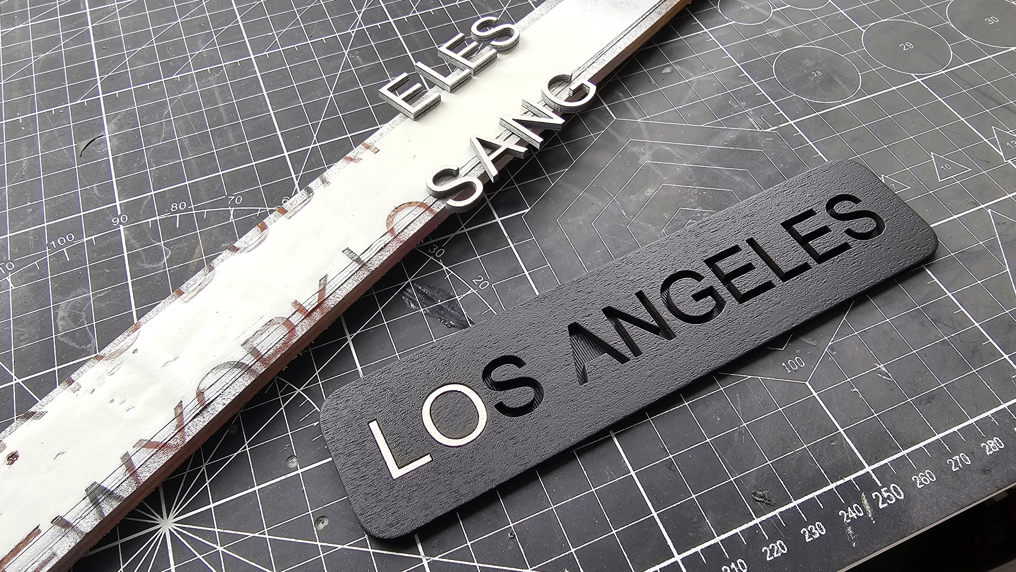 A Los Angeles t&aacute;bla r&eacute;szben behelyezett vil&aacute;gos betűkkel